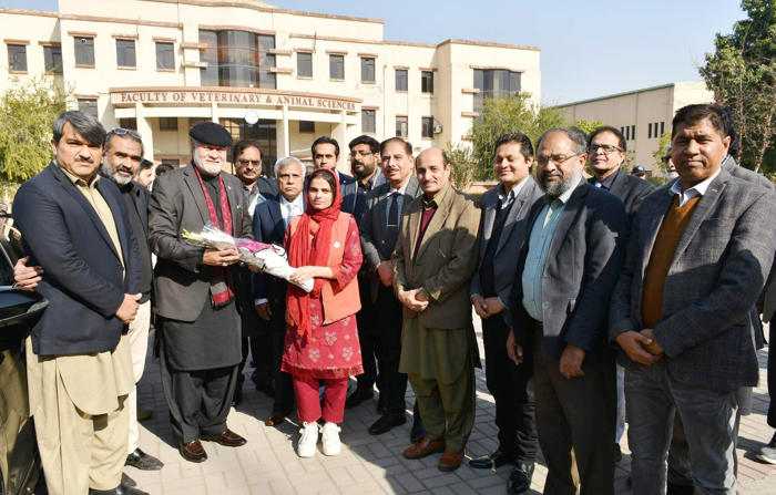 Federal Minister for Poverty Alleviation & Social Safety
Honorable Syed Imran Ahmad Shah visited PMAS-AAUR and distributed the scholarship cheques among the students